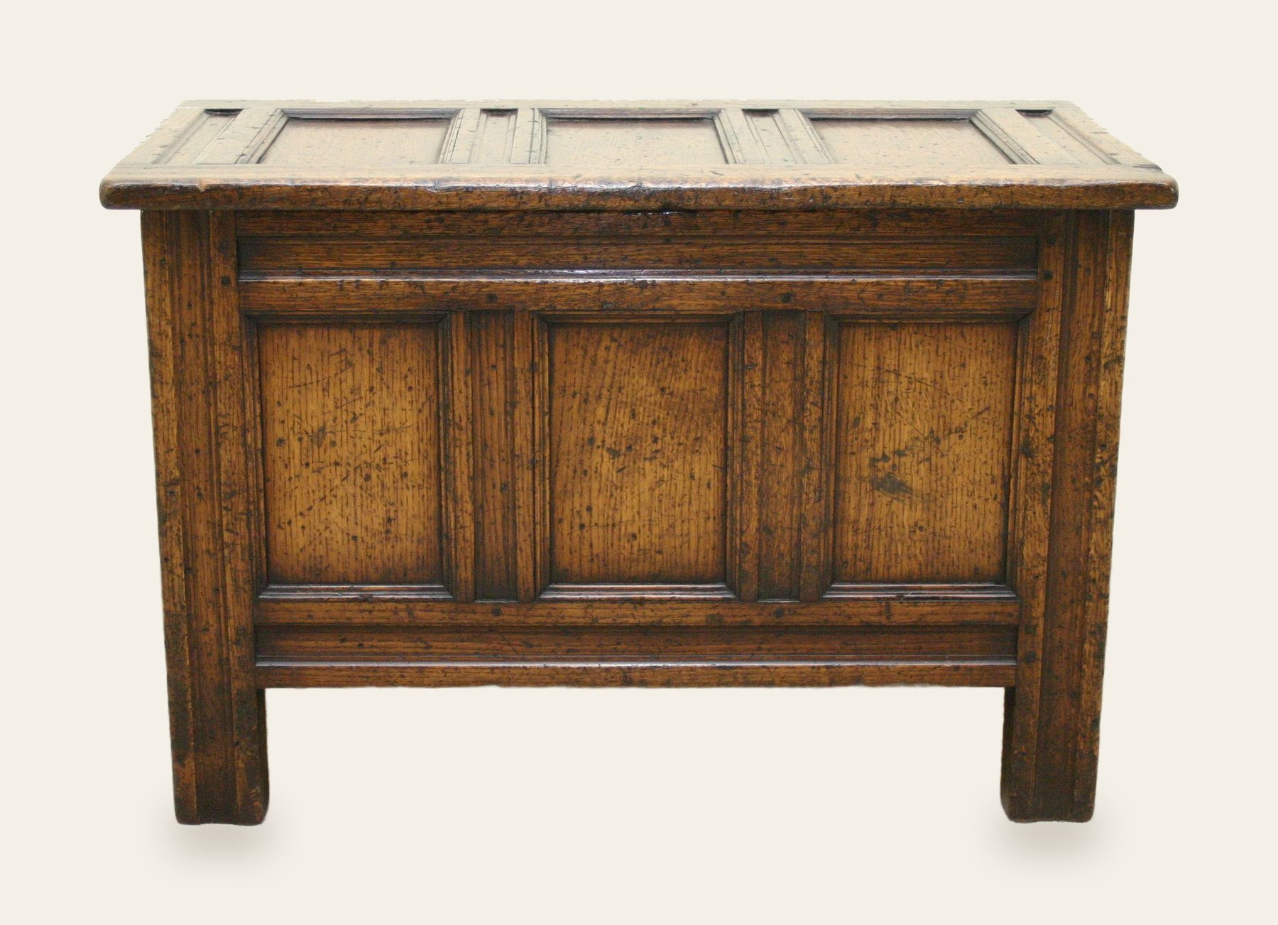 Coffer 925, side view — handmade by Bryn Hall in Suffolk